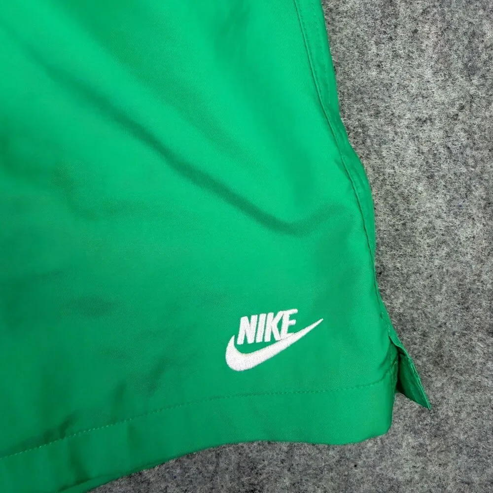 Men's Nike Club Woven Flow Shorts Size Medium Stadium Green FN3307-324